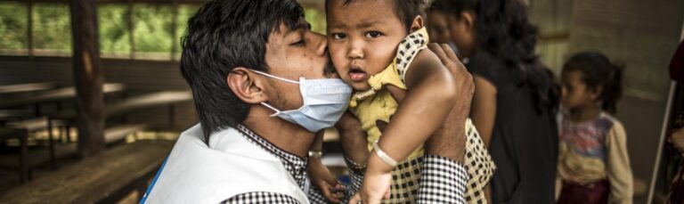 Mientras el personal humanitario que se enfrenta a situaciones críticas por todo el mundo, sigue siendo hostigado y asesinado, en una vuelta de tuerca al horror.