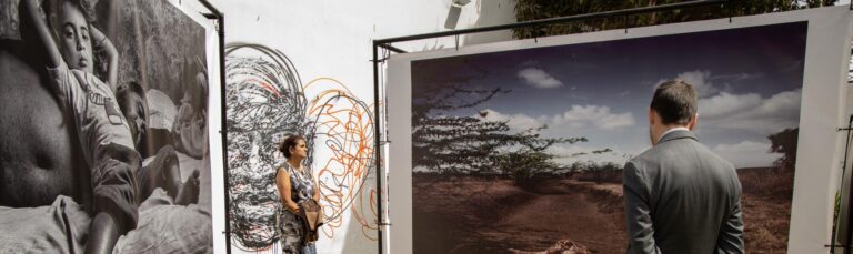 Premio Internacional Luis Valtueña de Médicos del Mundo, la fotografía humanitaria como instrumento para testimoniar las vulneraciones de los derechos humanos y denunciar las injusticias en muchos rincones del mundo.