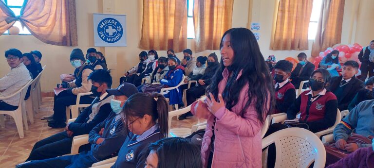 Mesa de debatre adolescentes en El Alto