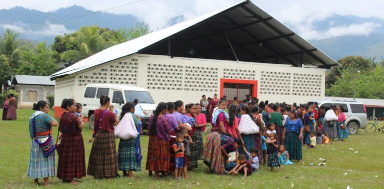 esperando alimentos en Guatemala.