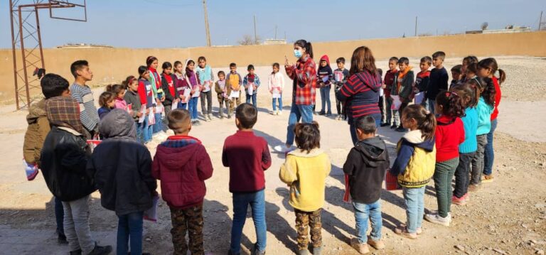 Sesión de terapia con la infancia para la promoción de la higiene. Siria