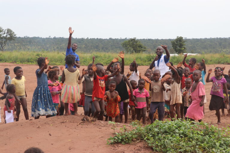 Niños y niñas junto al personal de MdM en el campo de refugiados de Lovua, Angola, 2021.