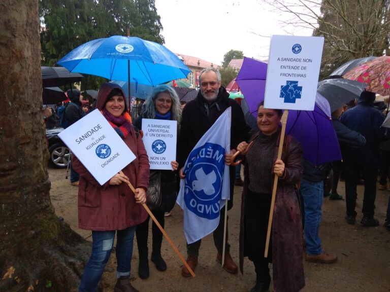 Integrantes de Médicos del Mundo Galicia se manifiestan en defensa de la sanidad pública.