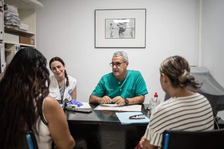 Consulta de Médicos del Mundo en Sevilla. Fotografía de César Dezfuli.