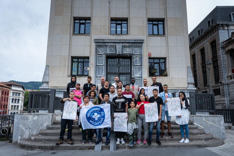 Grupo de trabajo de Arroces para el Mundo en la entrada a la sede autonómica de Médicos del Mundo Euskadi en Bilbao. Copy: Ignacio Marín / Médicos del Mundo.