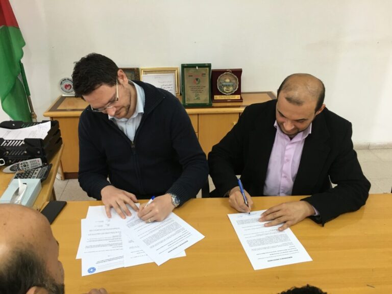 Firma entrega de materiales