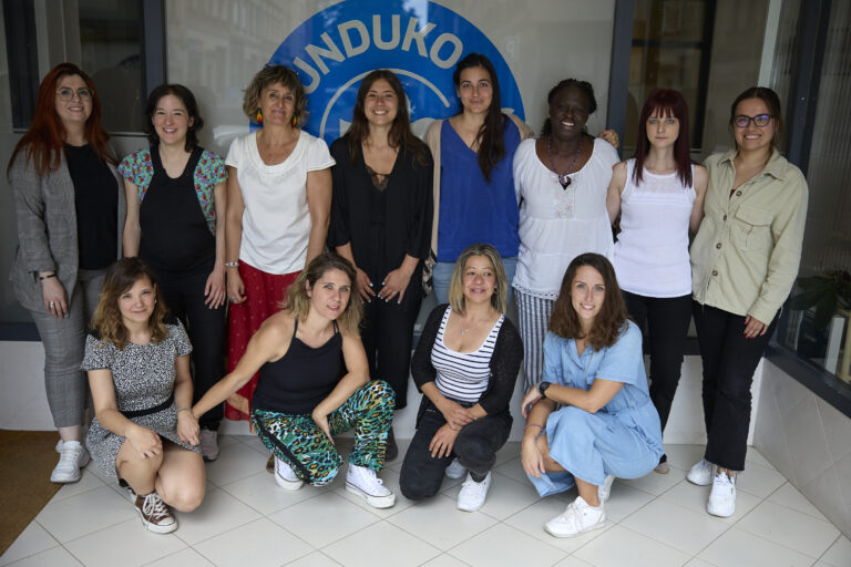 Equipo de Médicos del Mundo Navarra fotografiado en la entrada de la oficina en Pamplona.