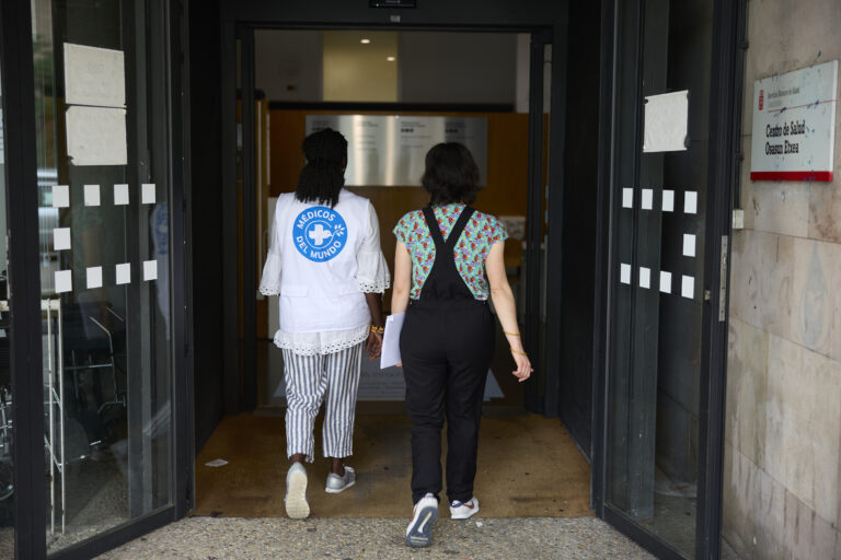 Acompañamiento de Médicos del Mundo a una mujer embarazada a un centro de salud.