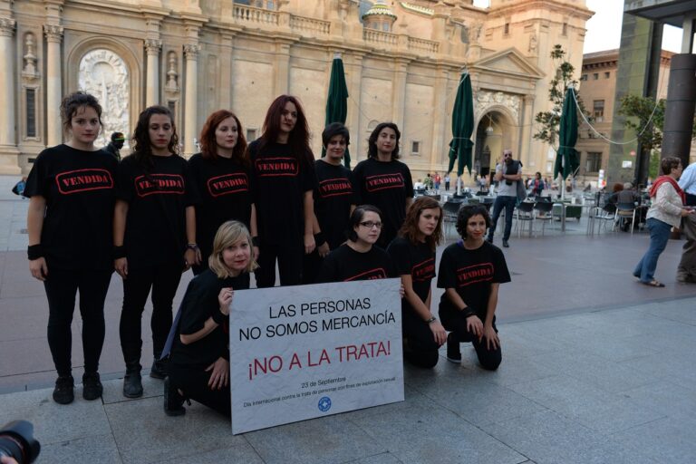 Fotografía del acto de calle para denunciar la trata con fines de explotación sexual realizada por técnicas y voluntarias de Médicos del Mundo Aragón.