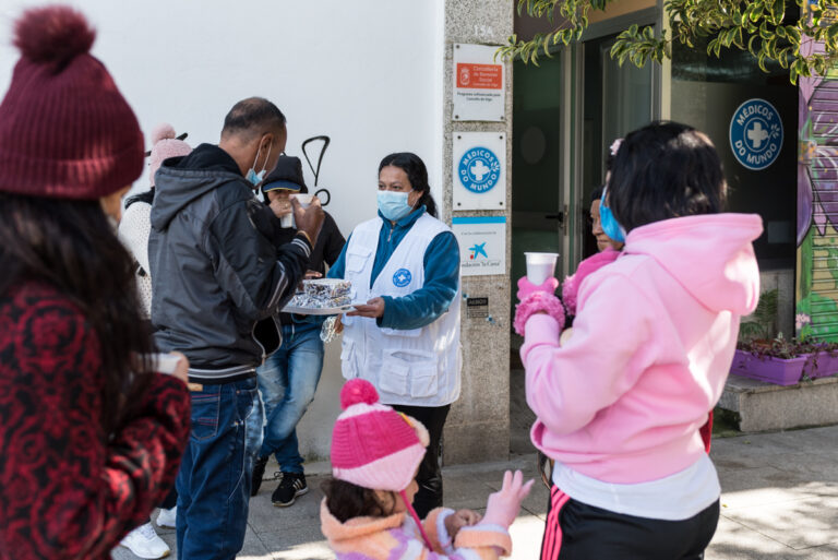 Encuentro ciudadano para tomar chocolate a las puertas de la oficina de la sede autonómica de Médicos del Mundo Galicia. Fotografía de Matteo Bartolino.