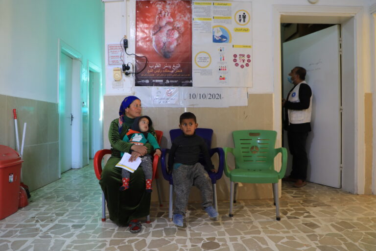 Sala de espera para la atención sanitaria en Siria.