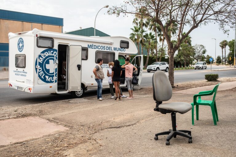 Equipo de Médicos del Mundo en la Unidad Móvil de la sede autonómica de Andalucía. (c) César Dezfuli