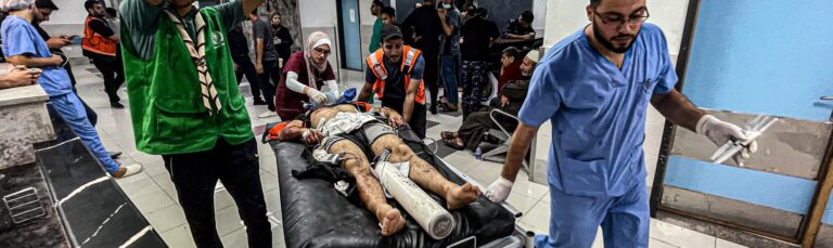 Muchos de los hospitales de Gaza han sido objetivo directo de ataques aéreos que han causado la muerte de personal sanitario y graves daños en las instalaciones.