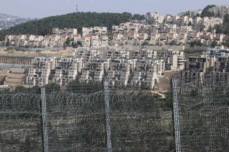 asentamiento ilegal israelí de Gilo desde el interior de Al Walaja, con el muro militar israelí en medio